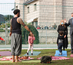 Su Majestad el Rey participa con los alumnos en el taller de Yoga